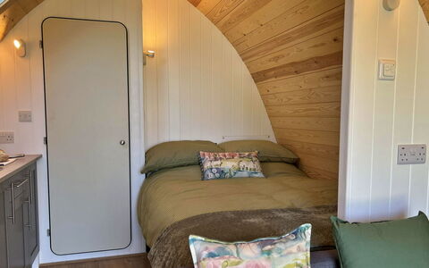 Whinfell Pod: Design Intérieur, Sol, Chambre, Lit, Tache De Bois, Oreiller, Dur, Cadre De Lit, Literie, Throw Pillow
