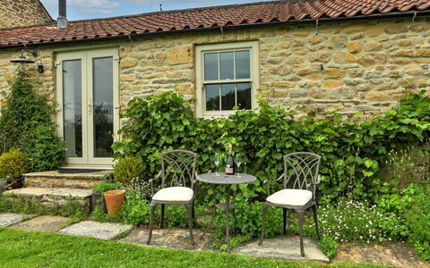 Mole End: Mur, Arbuste, Jardin, Pot De Fleur, Chalet, Couverture De Sol, Brique, Aménagement Paysager, Mur De Pierre