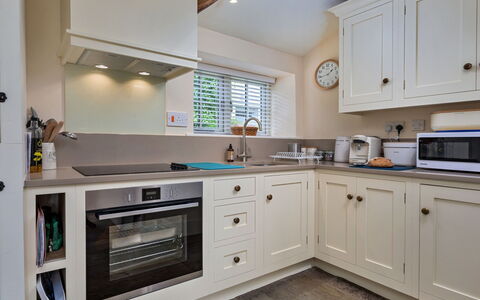 Mole End: Cabinetry, Comptoir, Design Intérieur, Appareil De Cuisine, Cuisine, Meubles, Sol, Principaux Appliance, Bois, Plafond