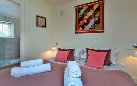 Mole End: Meubles, Design Intérieur, Sol, Sol, Mur, Bois, Lit, Plafond, Pièce, Chambre