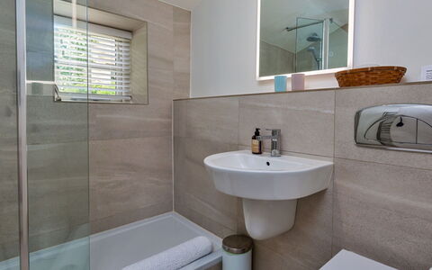 Mole End: Salle De Bains, Luminaire Plomberie, Sol, Design Intérieur, Mur, Sol, Toilette, Évier, Plomberie, Lavabo