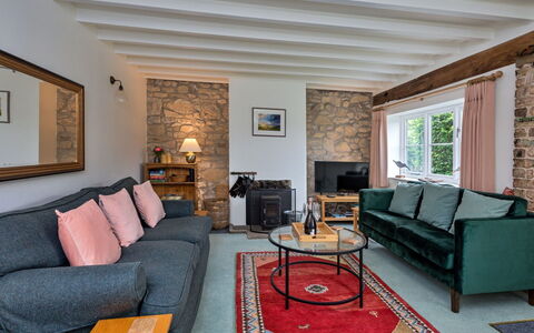 The Burrows: Meubles, Design Intérieur, Canapé, Sol, Mur, Sol, Bois, Salon, Pièce, Table