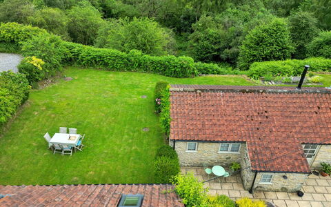 The Burrows: Herbe, Arbuste, Maison, Lot Terre, Chalet, Couverture De Sol, Jardin, Zone Rurale, Pelouse, Ferme