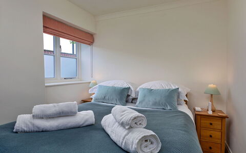 The Burrows: Meubles, Design Intérieur, Lit, Chambre, Sol, Bois, Sol, Plafond, Drap De Lit, Pièce