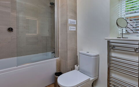 The Burrows: Salle De Bains, Siège De Toilette, Luminaire Plomberie, Toilette, Sol, Sol, Baignoire, Design Intérieur, Plomberie, Robinet