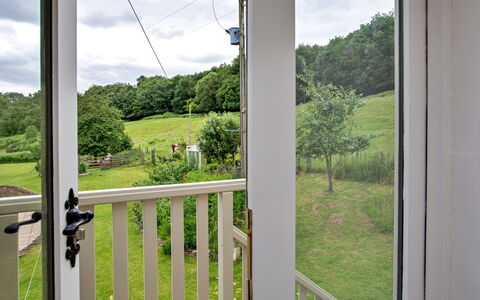 The Burrows: Porche, Dur, Tache De Bois, Balcon, Balustre, Accueil Porte, Ombre, Balustrade, Clôture, Plate-Forme