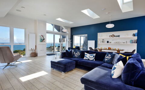 The Penthouse, Scarborough: Meubles, Canapé, Salon, Sol, Design Intérieur, Sol, Plafond, Pièce, Appartement