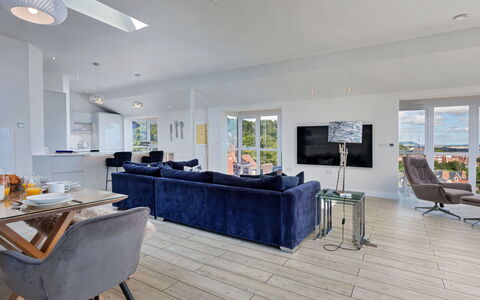 The Penthouse, Scarborough: Meubles, Sol, Design Intérieur, Sol, Canapé, Bois, Plafond, Parquet, Salon, Domicile