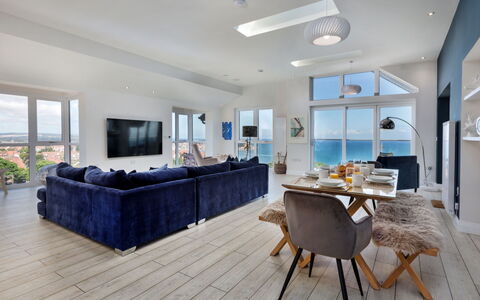 The Penthouse, Scarborough: Meubles, Design Intérieur, Sol, Canapé, Plafond, Sol, Table, Salon, Pièce