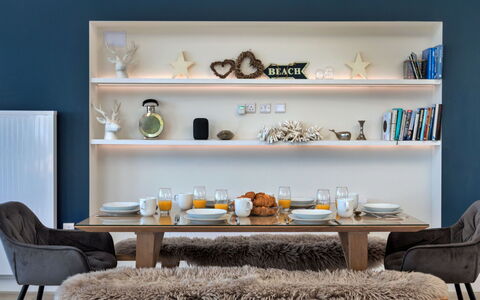 The Penthouse, Scarborough: Meubles, Design Intérieur, Bois, Table, Sol, Domicile, Rayonnage, Éclairage, Pièce, Salon