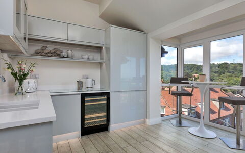 The Penthouse, Scarborough: Appareil De Cuisine, Cuisine, Meubles, Design Intérieur, Comptoir, Sol, Principaux Appliance, Cabinetry, Mur, Sol