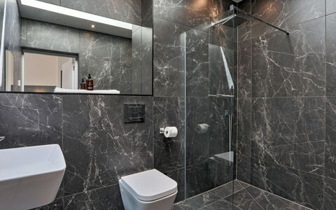 The Penthouse, Scarborough: Sol, Sol, Luminaire Plomberie, Design Intérieur, Tuile, Plomberie, Plafond, Salle De Bains, Robinet