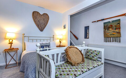 No.3 Sandside: Meubles, Lit, Design Intérieur, Chambre, Mur, Literie, Pièce, Plafond, Bois, Sol