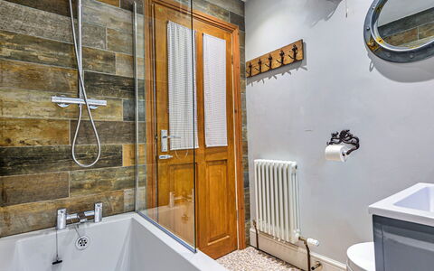 No.3 Sandside: Luminaire Plomberie, Mur, Sol, Salle De Bains, Design Intérieur, Bois, Sol, Robinet, Plomberie, Tuile