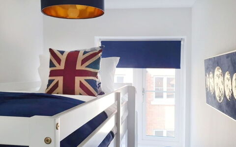 Captains Retreat, Whitby: Design Intérieur, Meubles, Chambre, Lit, Sol, Sol, Throw Pillow, Pièce, Literie, Oreiller
