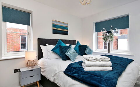 Captains Retreat, Whitby: Design Intérieur, Domicile, Appartement, Chambre, Oreiller, Literie, Drap De Lit, Lampe, Lit, Throw Pillow