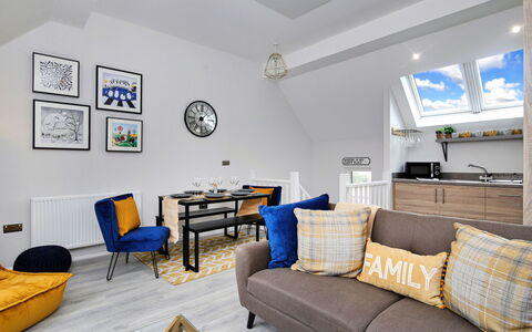Captains Retreat, Whitby: Meubles, Design Intérieur, Canapé, Sol, Sol, Bois, Pièce, Plafond, Salon, Appartement