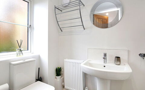 Captains Retreat, Whitby: Design Intérieur, Mur, Salle De Bains, Luminaire Plomberie, Sol, Sol, Évier, Lavabo, Robinet, Toilette