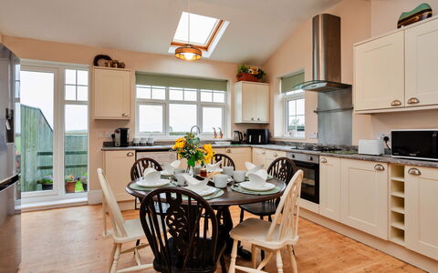 The Old Storehouse: Meubles, Design Intérieur, Sol, Bois, Cuisine, Appareil De Cuisine, Plafond, Cabinetry, Pièce, Sol