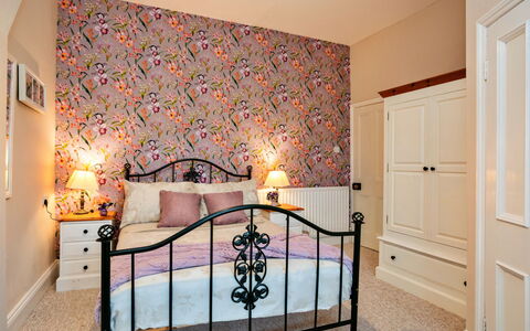The Old Storehouse: Meubles, Design Intérieur, Mur, Chambre, Textile, Lit, Rose, Éclairage, Pièce, Sol