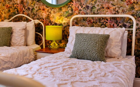 The Old Storehouse: Chambre, Literie, Drap De Lit, Meubles, Design Intérieur, Linge, Lit, Textile, Cadre De Lit, Oreiller