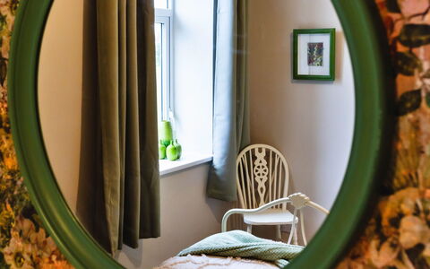 The Old Storehouse: Miroir, Design Intérieur, Plante D'Appartement, Tache De Bois, Life Photographie, Pot De Fleur, Art Floral, Salon