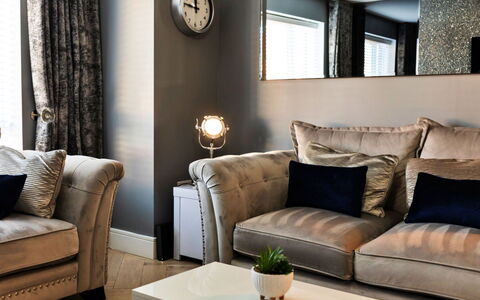 South Beach House: Meubles, Design Intérieur, Salon, Textile, Canapé, Domicile, Sol, Throw Pillow, Sol, Éclairage