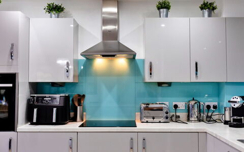 South Beach House: Appareil De Cuisine, Cuisine, Comptoir, Principaux Appliance, Design Intérieur, Cabinetry, Électroménager, Meubles, Sol, Cuisinière