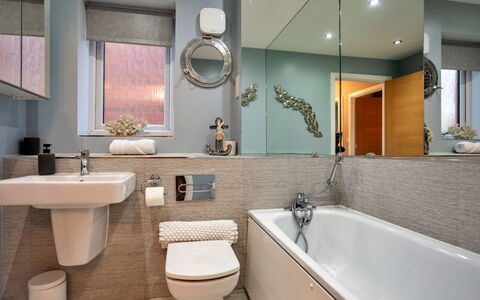 South Beach House: Salle De Bains, Design Intérieur, Luminaire Plomberie, Sol, Évier, Miroir, Sol, Baignoire, Robinet, Lavabo