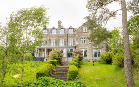 Evergreen Manor: Arbuste, Maison, Zone Résidentielle, Domicile, Biens, Manoir, Jardin, Couverture De Sol, Fenêtre À Guillotine, Pelouse