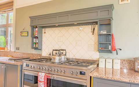 Evergreen Manor: Cuisine, Bois, Principaux Appliance, Design Intérieur, Appareil De Cuisine, Cuisinière, Comptoir, Cabinetry, Sol, Gaz Poele