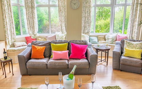 Evergreen Manor: Meubles, Design Intérieur, Canapé, Sol, Sol, Pièce, Salon, Textile, Éclairage, Domicile