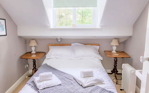 Evergreen Manor: Meubles, Lit, Chambre, Design Intérieur, Literie, Drap De Lit, Sol, Bois, Linge, Pièce
