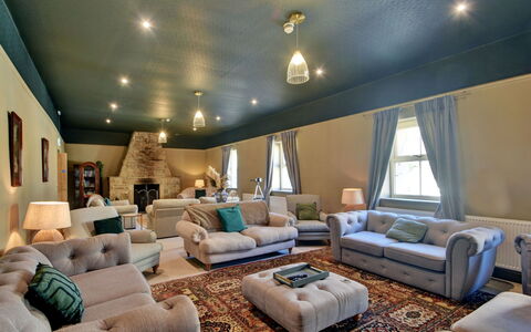 Blackton Farmhouse: Meubles, Design Intérieur, Canapé, Sol, Sol, Plafond, Pièce, Éclairage, Salon, Luminaire