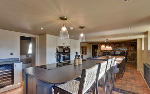 Blackton Farmhouse: Meubles, Design Intérieur, Cuisine, Sol, Comptoir, Luminaire, Bois, Plafond, Cabinetry, Sol