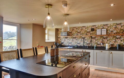 Blackton Farmhouse: Design Intérieur, Cuisine, Comptoir, Luminaire, Cabinetry, Meubles, Sol, Plafond, Bois, Éclairage
