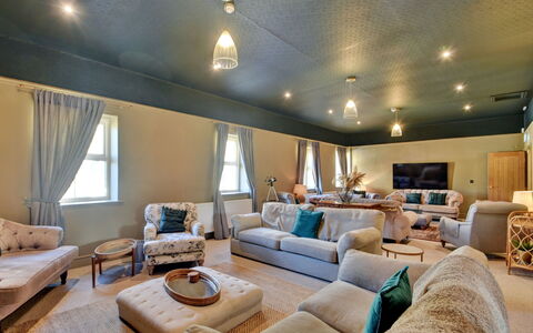 Blackton Farmhouse: Meubles, Design Intérieur, Sol, Sol, Canapé, Plafond, Pièce, Éclairage, Salon, Luminaire