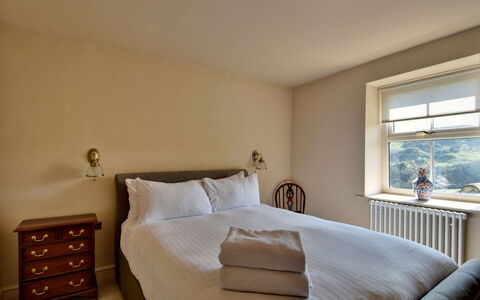 Blackton Farmhouse: Lit, Mur, Chambre, Design Intérieur, Bois, Sol, Meubles, Sol, Drap De Lit, Literie