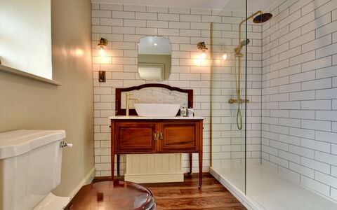 Blackton Farmhouse: Salle De Bains, Design Intérieur, Luminaire Plomberie, Mur, Sol, Sol, Luminaire, Robinet, Toilette, Éclairage