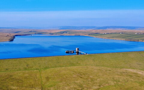 Blackton Farmhouse: Bleu, L'Eau, Horizon, Écorégion, Plaine, Réservoir, Champ, Steppe, Loch