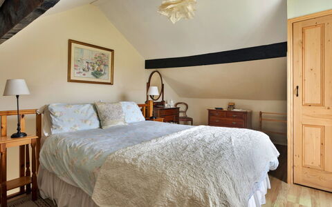 Vine Barn: Lit, Meubles, Design Intérieur, Literie, Chambre, Drap De Lit, Mur, Bois, Pièce, Plafond