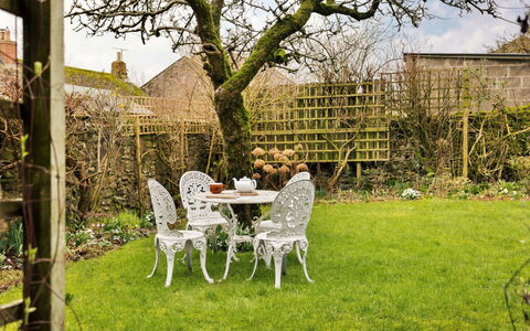 Vine Barn: Meubles, Jardin, Mobilier De Jardin, Chaise, Tableau De Plein Air, Arrière-Cour, Pelouse, Cour, Aménagement Paysager, Ombre