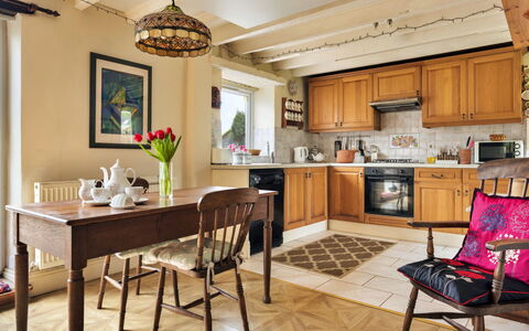 Vine Barn: Meubles, Design Intérieur, Sol, Cabinetry, Sol, Cuisine, Bois, Chaise, Pièce, Plafond
