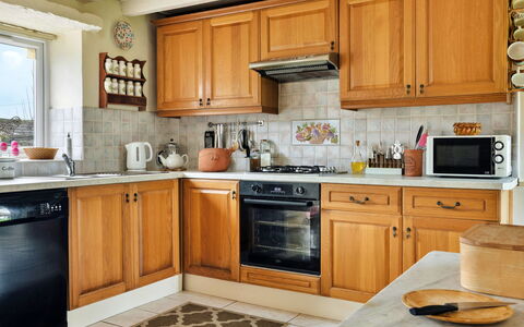 Vine Barn: Appareil De Cuisine, Cuisine, Comptoir, Cabinetry, Principaux Appliance, Meubles, Design Intérieur, Bois, Électroménager, Placard