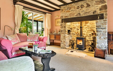 Vine Barn: Meubles, Bois, Design Intérieur, Sol, Foyer, Éclairage, Domicile, Sol, Salon, Plafond
