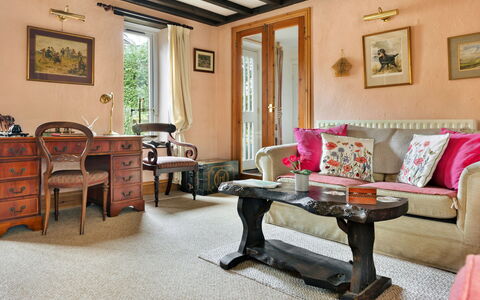 Vine Barn: Meubles, Design Intérieur, Bois, Sol, Cadre, Sol, Pièce, Éclairage, Table, Salon