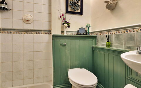 Vine Barn: Salle De Bains, Luminaire Plomberie, Siège De Toilette, Design Intérieur, Sol, Robinet, Lavabo, Toilette, Plomberie, Sol