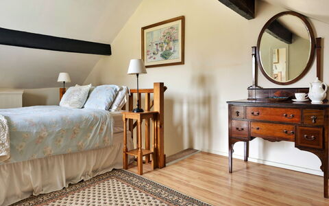 Vine Barn: Meubles, Design Intérieur, Lit, Chambre, Sol, Bois, Sol, Tiroir, Plafond, Pièce