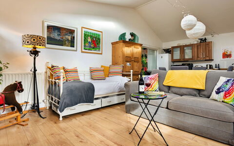 Vine Barn Studio: Meubles, Design Intérieur, Sol, Parquet, Sol, Canapé, Mur, Bois, Pièce, Salon