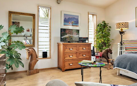 Vine Barn Studio: Meubles, Design Intérieur, Mur, Sol, Bois, Pièce, Sol, Cadre, Éclairage, Salon